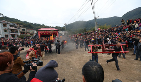 道地元宵踏火节上演 村民踏炭火祈好运